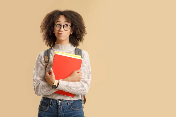 Pense e tome decisões. Pensiva senhora americana africana em óculos com relógio inteligente e mochila segurando cadernos — Fotografia de Stock