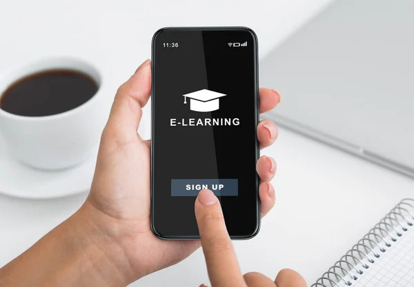 Studente che utilizza il telefono cellulare con sito web educativo — Foto Stock