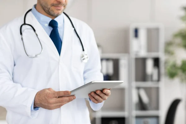 Zbliżenie lekarza korzystającego z tabletu cyfrowego w klinice — Zdjęcie stockowe