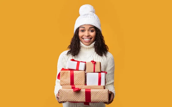 Mujer afroamericana sosteniendo muchas cajas de regalo —  Fotos de Stock