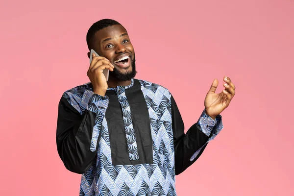Pozitív afrikai srác jó híreket oszt meg, telefonon beszél. — Stock Fotó