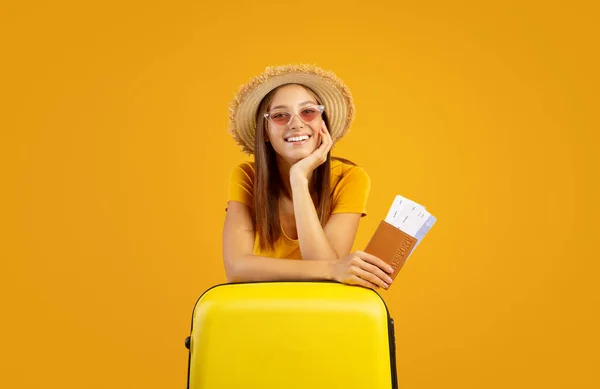 Mujer joven feliz en gafas de sol con pasaporte y boletos — Foto de Stock