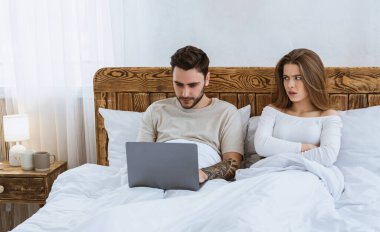 Covid-19 karantinası sırasında evde ailede can sıkıntısı ve kıskançlık