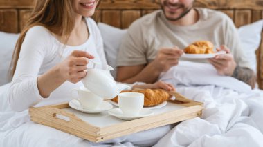 Karantina ya da balayı sırasında evde ya da otelde iki kişilik romantik kahvaltı.