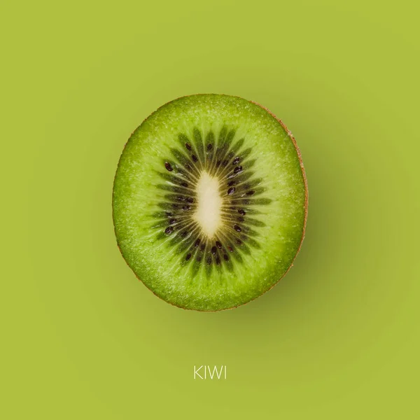 Un kiwi fresco maturo isolato su sfondo verde, quadrato — Foto Stock