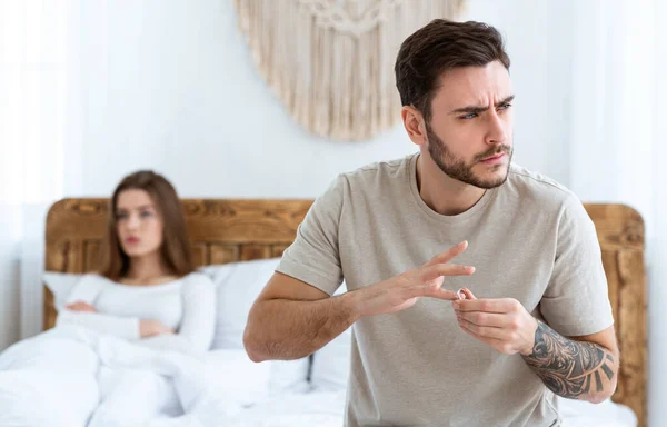 Pelea en casa, ruptura de pareja, divorcio durante la cuarentena del coronavirus —  Fotos de Stock