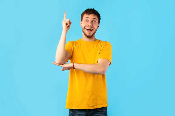 Homem excitado tendo grande ideia e apontando para cima — Fotografia de Stock