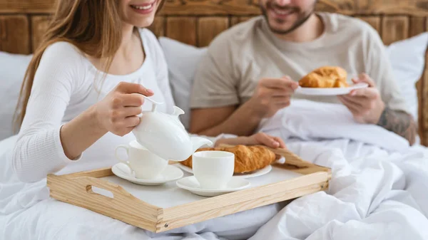 Romantyczne śniadanie w domu lub hotel w łóżku dla dwojga podczas kwarantanny lub miesiąca miodowego — Zdjęcie stockowe