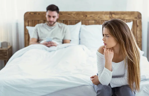 Familjeproblem online, fusk och skilsmässa. Fokus på frustration kvinna — Stockfoto