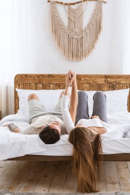 Karantina ve kendini izole etme süresince mutlu bir ilişki ve evde boş zaman.