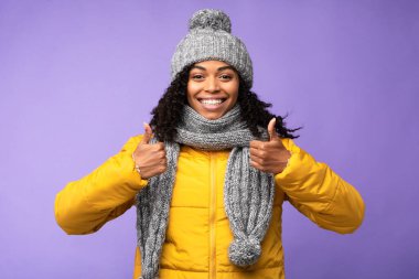 Afrikalı Kadın Mor Arkaplan Üzerinde İki Elle Baş Parmakla İşaret Ediyor