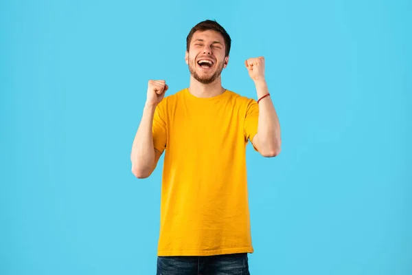 Портрет щасливого хлопця кричить з піднятими кулаками — стокове фото