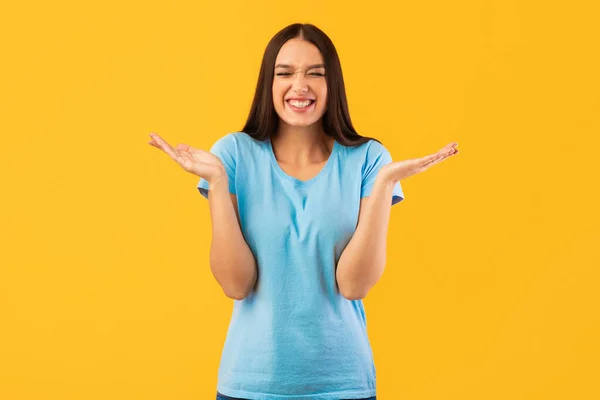 Primer plano retrato de gritando feliz joven mujer — Foto de Stock