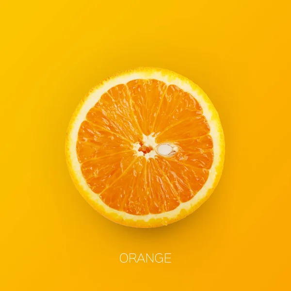 ผลส้มสดครึ่งหนึ่งแยกกันเหนือพื้นหลังสีเหลือง — ภาพถ่ายสต็อก