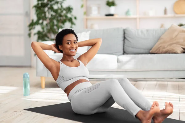 Ganztägiges Porträt der schönen Afroamerikanerin, die sich zu Hause fit hält — Stockfoto