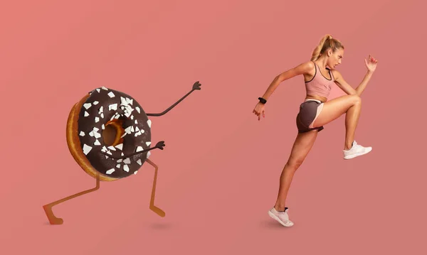 Señora huyendo de Donut entrenamiento perder peso, fondo rosa — Foto de Stock