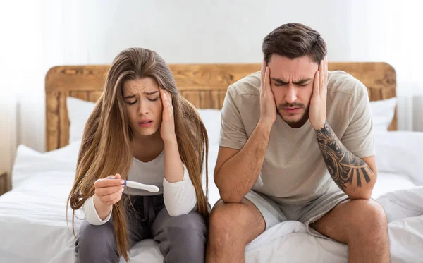 Triste marido y mujer sufren de dolores de cabeza y miedo de contraer coronavirus durante la epidemia —  Fotos de Stock