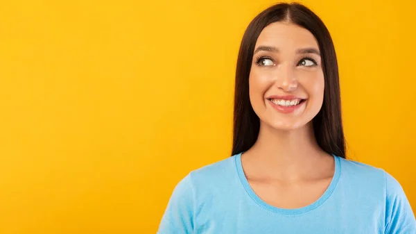 Retrato de mulher sorridente posando no fundo amarelo — Fotografia de Stock