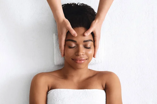Top widok zrelaksowany czarny lady otrzymywać głowa masaż — Zdjęcie stockowe