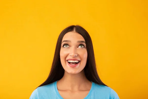 Retrato de senhora sorridente posando no fundo amarelo — Fotografia de Stock