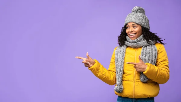 Μαύρη γυναίκα σε χειμωνιάτικο σακάκι που δείχνει τα δάχτυλα ανοιχτά, μωβ φόντο — Φωτογραφία Αρχείου