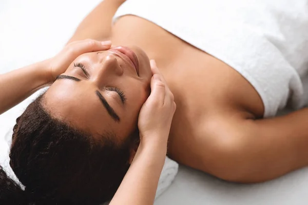 Ładny czarny lady mając lifting twarzy masaż w spa — Zdjęcie stockowe