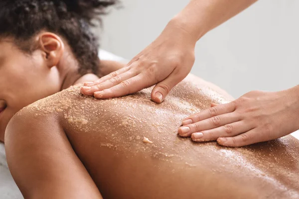 Afroamerykanka ma zabieg mycia skóry w salonie spa — Zdjęcie stockowe