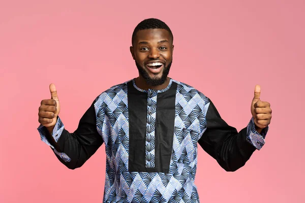 Glad afrikansk kille visar tummen upp över rosa bakgrund — Stockfoto