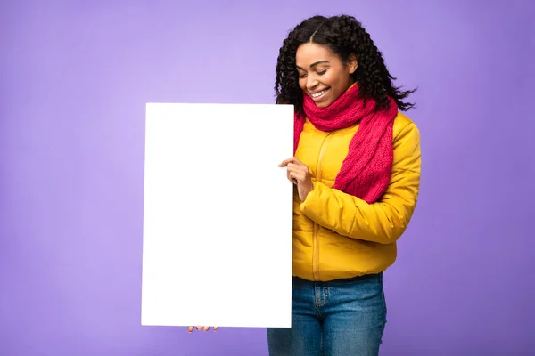 Señora negra posando con tablero de papel en blanco sobre fondo púrpura — Foto de Stock