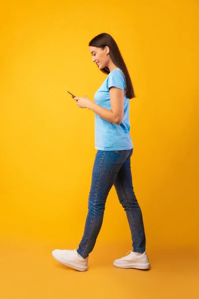 Porträt einer schönen jungen Frau, die ihr Handy benutzt — Stockfoto