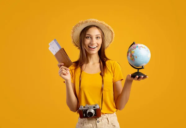 Veselá žena s pasem, lístky, glóbus a fotoaparátem — Stock fotografie