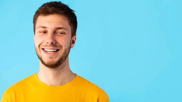 Portré mosolygós ember pózol kék háttér — Stock Fotó