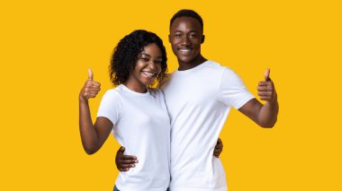 Sarılıp sarmaş dolaş iki zenci aşık.