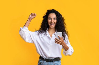 Neşeli Bayan Akıllı Telefonla Başarıyı Kutluyor, Şanslı Kadın Online Piyangoyu Kazandı, Yumruğunu Sıkıştırdı