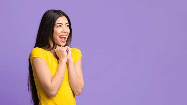 Excitado ásia feminino olhando para cópia espaço e exclamando com emoção — Fotografia de Stock