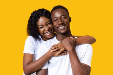 Afrikalı erkek ve kadının sarılarak portresi.
