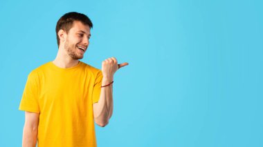 Heyecanlı adam fotokopi alanını işaret ediyor