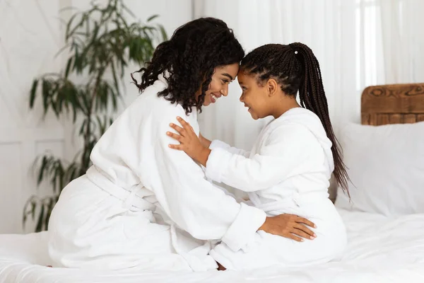 Amando mãe negra ligação com sua filhinha na cama em casa — Fotografia de Stock