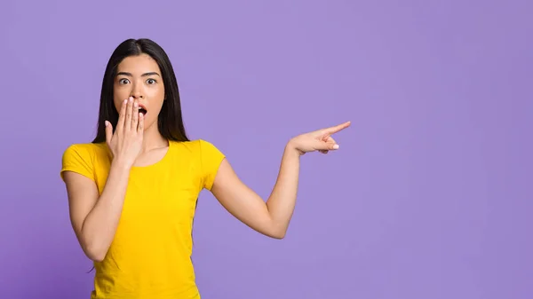 Geweldig aanbod. Geschokt Koreaanse vrouw wijzend Naast op kopieerruimte met vinger — Stockfoto