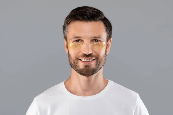 Uomo di mezza età con macchie dorate sotto gli occhi dalle rughe — Foto Stock