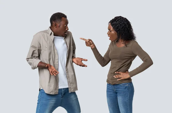 Furious african woman yelling and pointing at her boyfriend — Stock Photo, Image