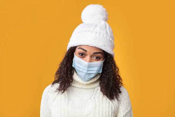 Portrait d'une jeune femme noire en masque médical — Photo