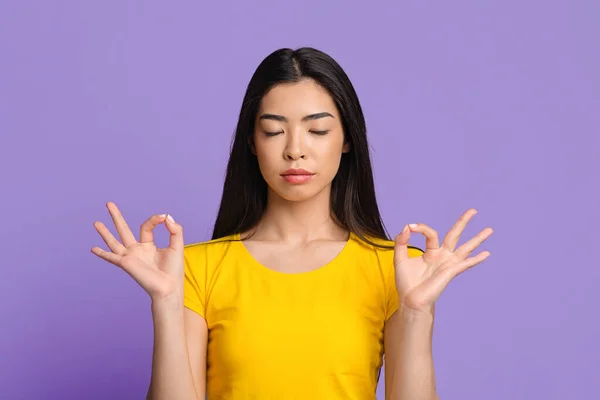 Mulher africana pacífica ficar calmo, meditando no fundo do estúdio amarelo — Fotografia de Stock