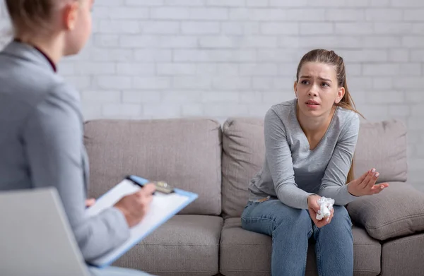 Psychologische hulpdienst. Depressieve vrouwelijke patiënt die psychotherapie sessie met counselor op kantoor — Stockfoto