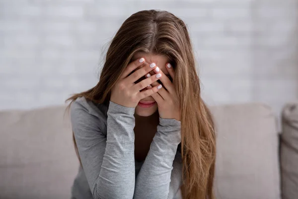 Mujer milenaria cubriéndose la cara con las manos y llorando, sintiéndose deprimida o estresada —  Fotos de Stock