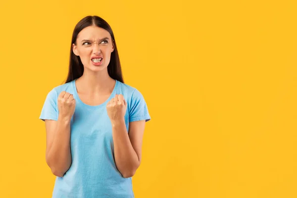 Arrabbiato giovane donna che si tiene per mano in gesto furioso — Foto Stock