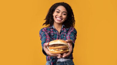 Komik Afrikalı Amerikalı Kadın Stüdyoda Burger Veriyor