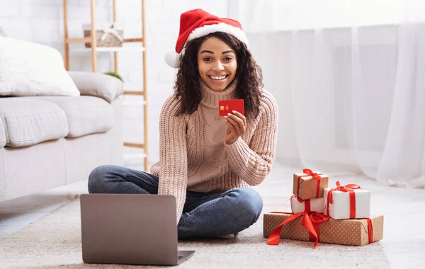 Compras de Natal. Senhora preta usando laptop segurando cartão de crédito — Fotografia de Stock