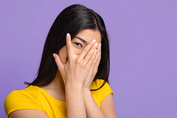 Timido giocoso asiatico donna covering faccia con mani e peeking attraverso dita — Foto Stock