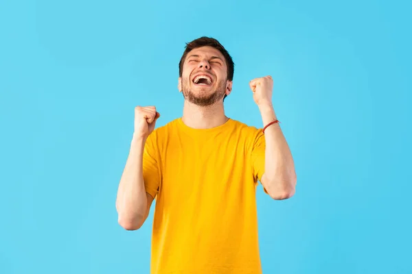 Портрет щасливого чоловіка, що кричить з піднятими кулаками — стокове фото